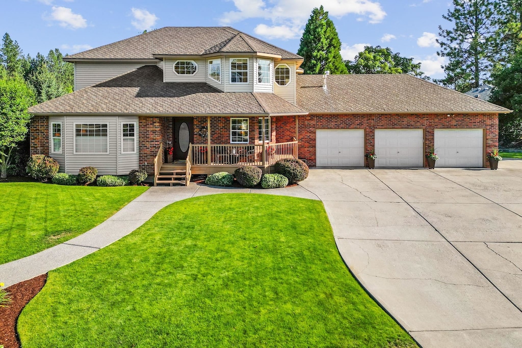 view of front facade featuring a garage and a front lawn