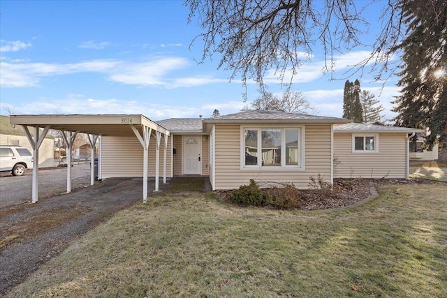 view of front of property featuring a carport and a front yard