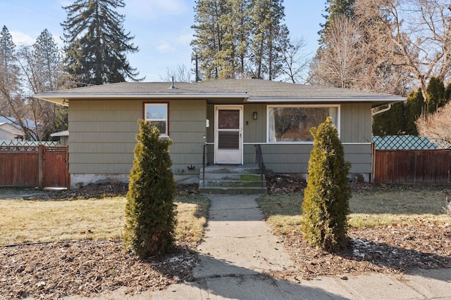 view of front facade featuring a front yard