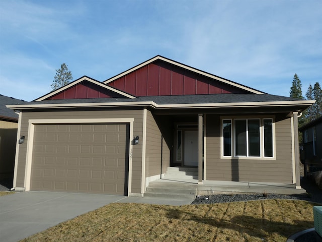 view of front of house featuring a garage and a front yard