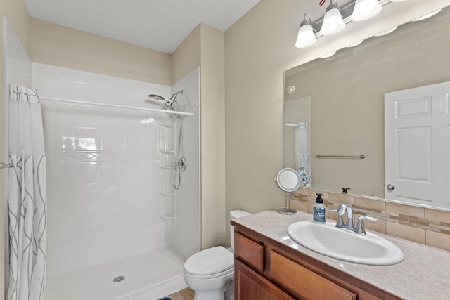 bathroom featuring a shower with curtain, vanity, toilet, and decorative backsplash