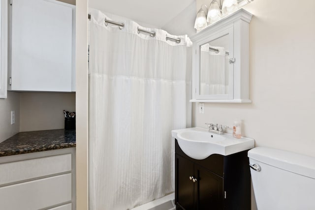 bathroom with vanity, a shower with shower curtain, and toilet