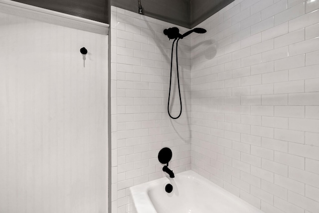 bathroom with tiled shower / bath combo