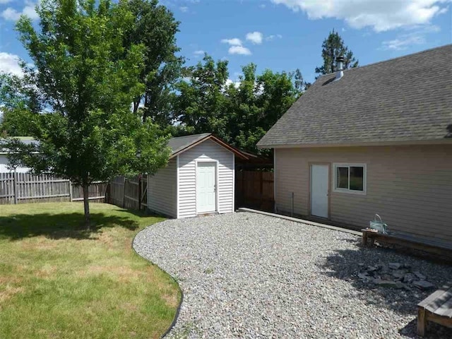 view of yard featuring a storage unit