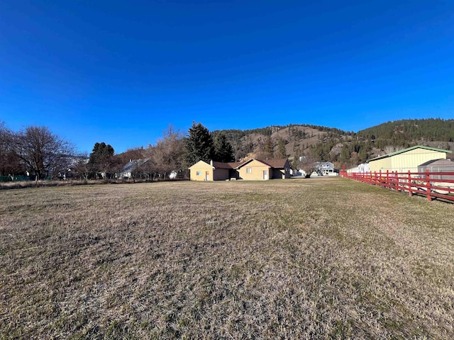 view of yard featuring a mountain view