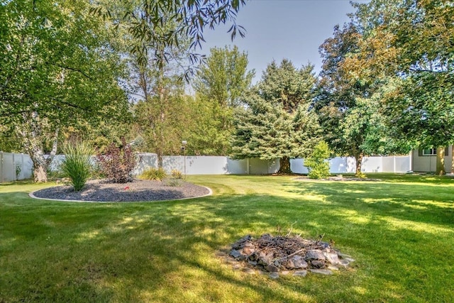 view of yard featuring an outdoor fire pit