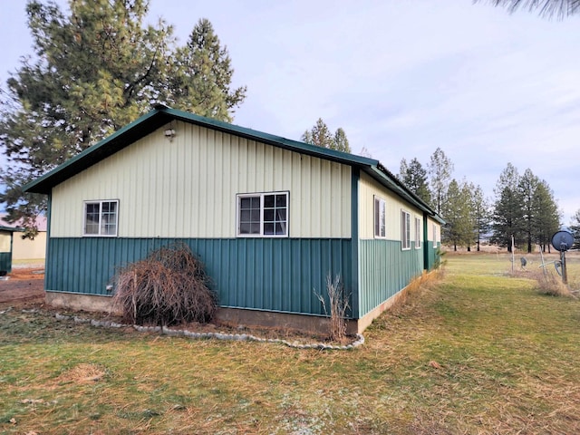 view of side of property featuring a yard