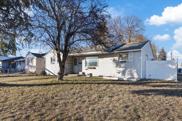 single story home with a front lawn