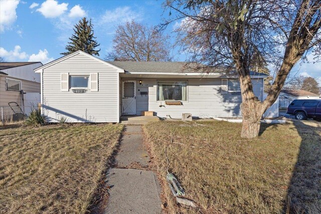 view of front of property with a front yard