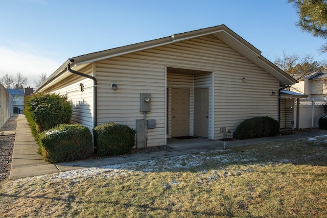 view of front of home featuring a front yard