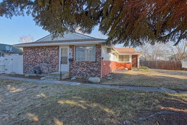 single story home with a front yard