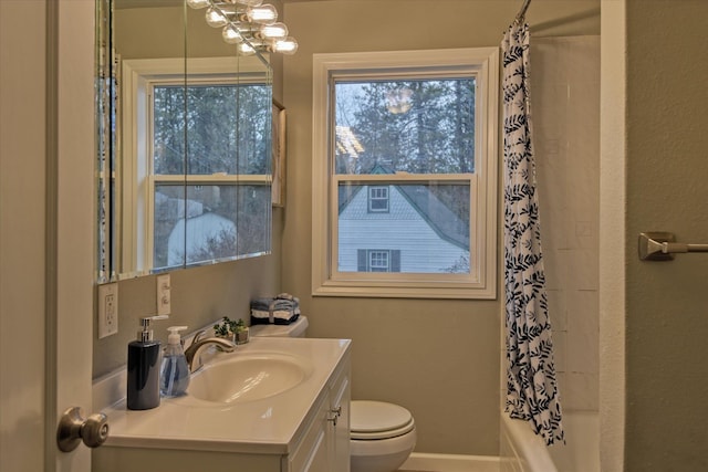 full bathroom with toilet, baseboards, shower / bath combo with shower curtain, and vanity