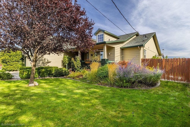 view of front facade with a front yard