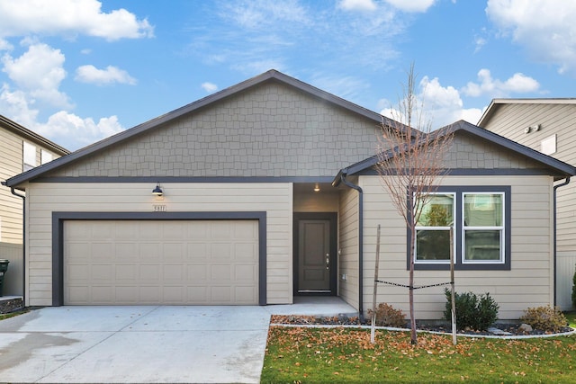 view of front of home featuring a front yard and a garage