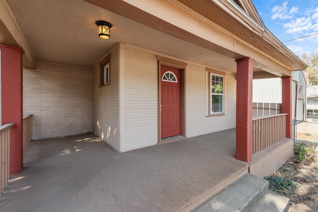 property entrance featuring a porch