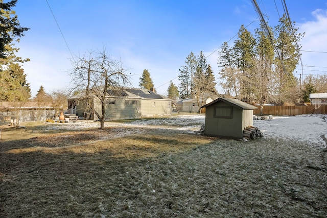 view of yard with a shed