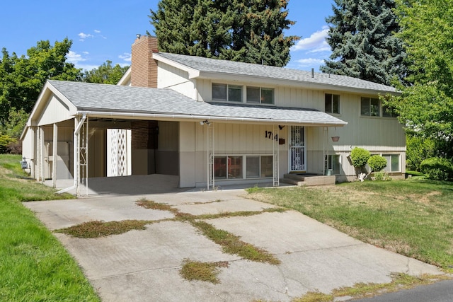 view of front of property featuring a front yard