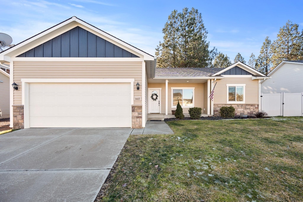 view of front of property featuring a garage and a front yard