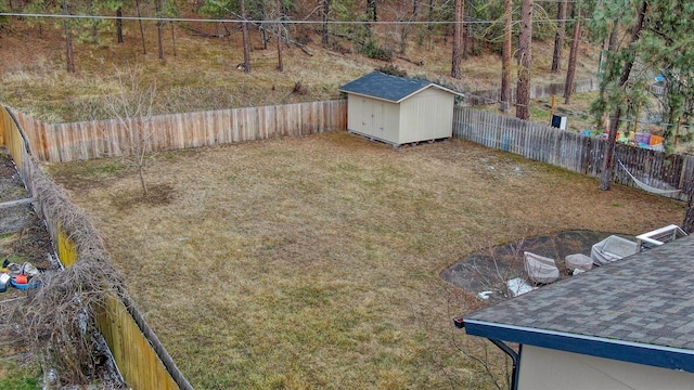 view of yard with a storage unit