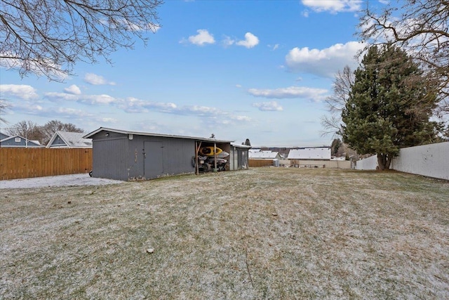 view of yard featuring a shed