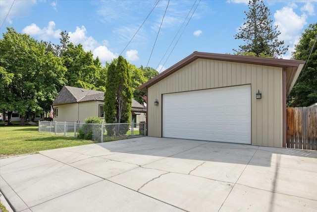 view of front of house featuring an outbuilding, a garage, and a front lawn