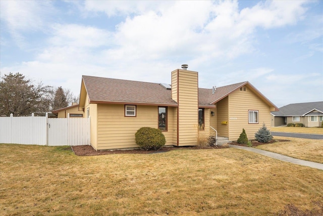 ranch-style house featuring a front lawn