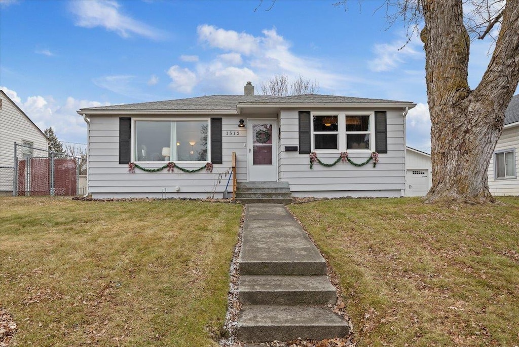 bungalow featuring a front lawn