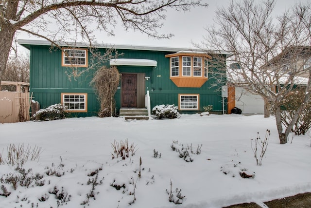 view of front facade featuring a garage