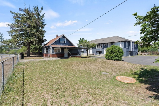 view of front of house featuring a front lawn