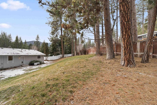 view of yard featuring a mountain view