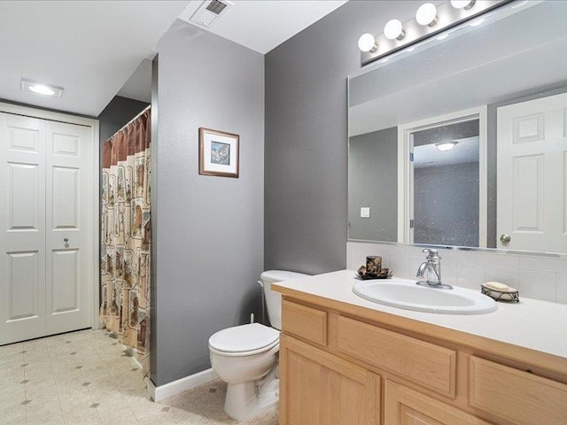 854 S Shelley Lake Ln, Spokane Valley, WA 99037 - bathroom featuring visible vents, backsplash, toilet, vanity, and baseboards