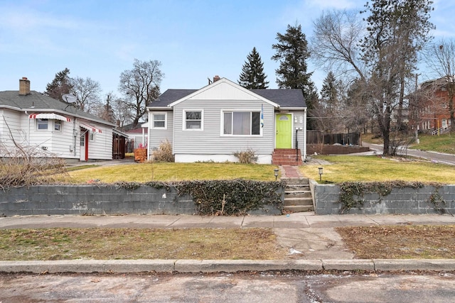 bungalow featuring a front lawn