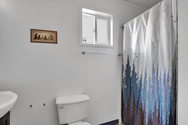 bathroom with curtained shower and toilet