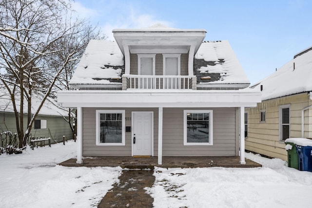 view of front of home featuring a balcony