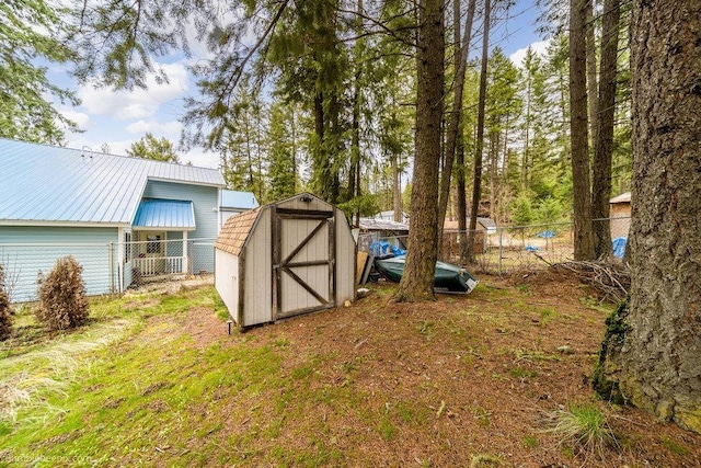 view of yard featuring a shed