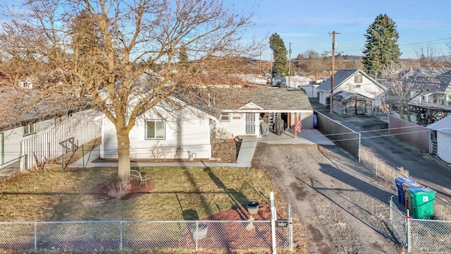 view of front facade featuring driveway and a fenced front yard