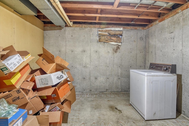 basement with washer / dryer