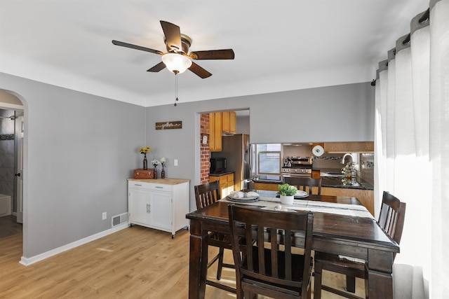 dining room featuring sink, light hardwood / wood-style flooring, and ceiling fan