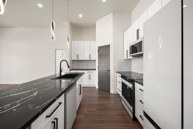 914 E Deer Park-Milan Rd, Deer Park, WA 99006 - kitchen with freestanding refrigerator, a sink, electric stove, tasteful backsplash, and recessed lighting