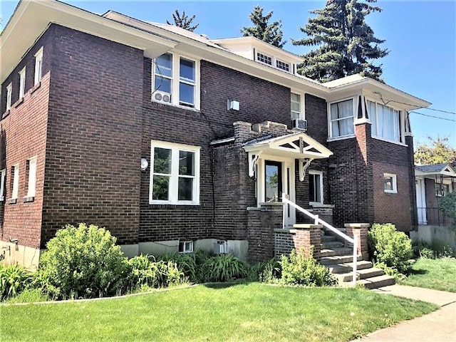 view of front facade with a front yard