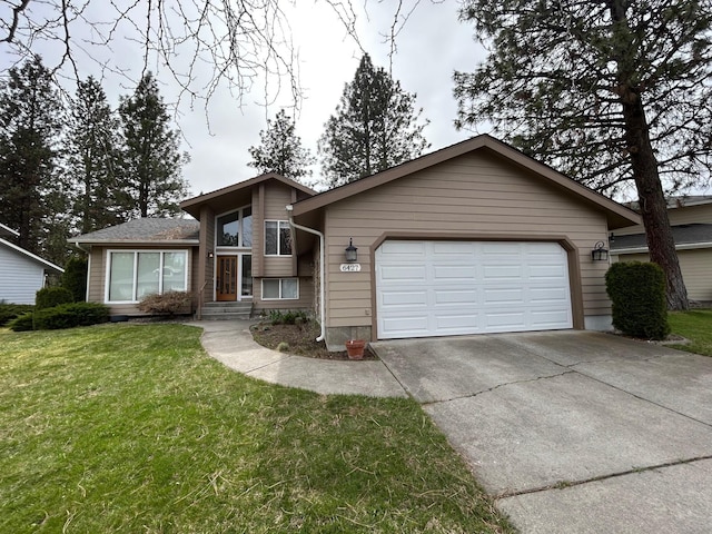 view of front facade featuring an attached garage, driveway, and a front yard