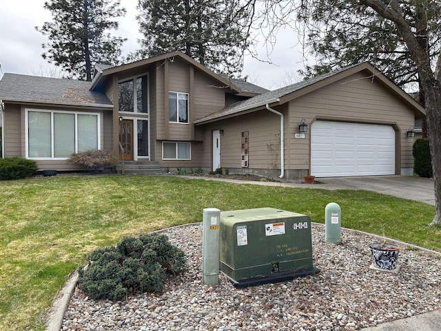 tri-level home with a front lawn, roof with shingles, driveway, and a garage