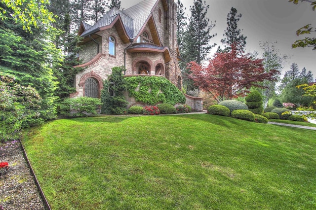 view of front of home featuring a front yard