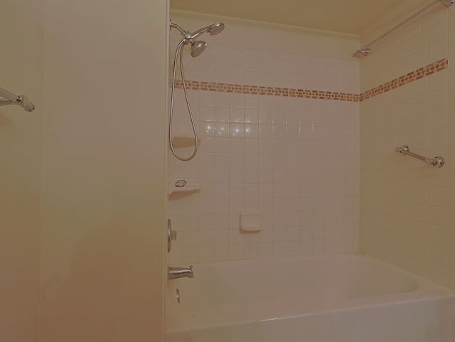 bathroom with tiled shower / bath