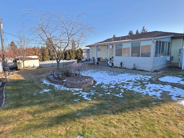 view of front facade featuring a front lawn