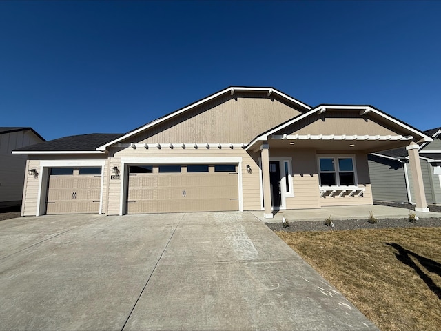 view of front facade featuring a garage and driveway