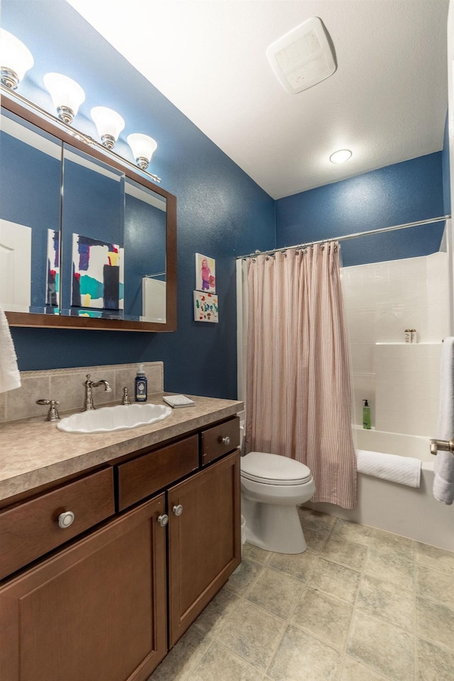 full bathroom featuring shower / tub combo with curtain, vanity, and toilet