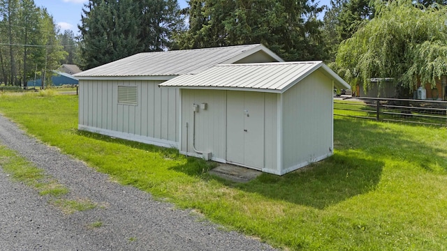 view of outdoor structure with fence and an outdoor structure