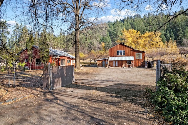 view of yard featuring driveway and an outdoor structure