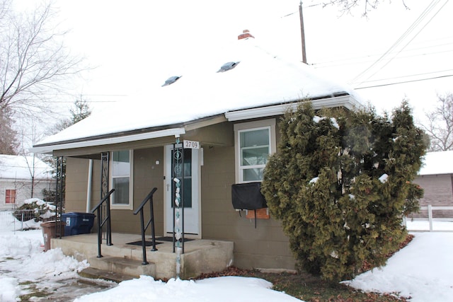 view of front of house with fence